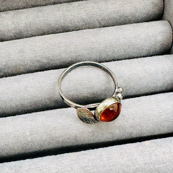Vintage Silver Amber Leaf Ring - Picture 13 of 15